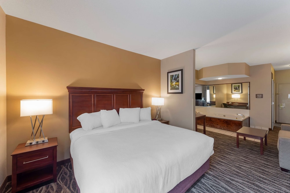 Suite, 1 King Bed, Non Smoking, Jetted Tub photo 2