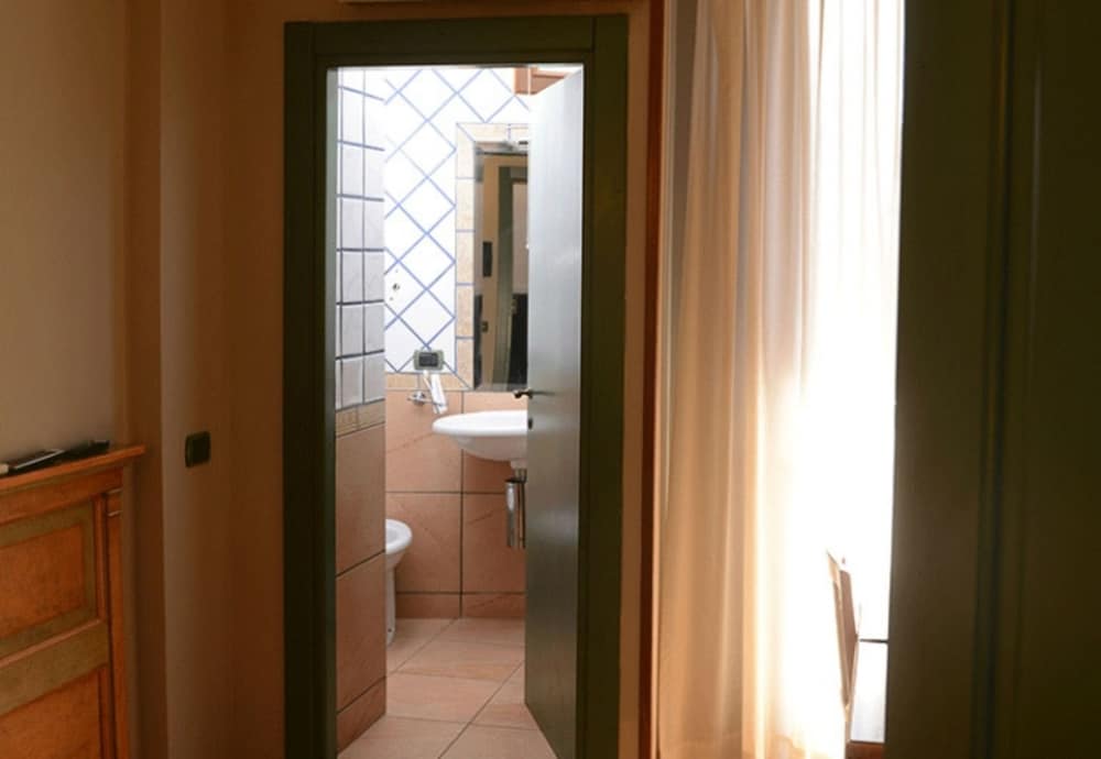 Single Room photo 3