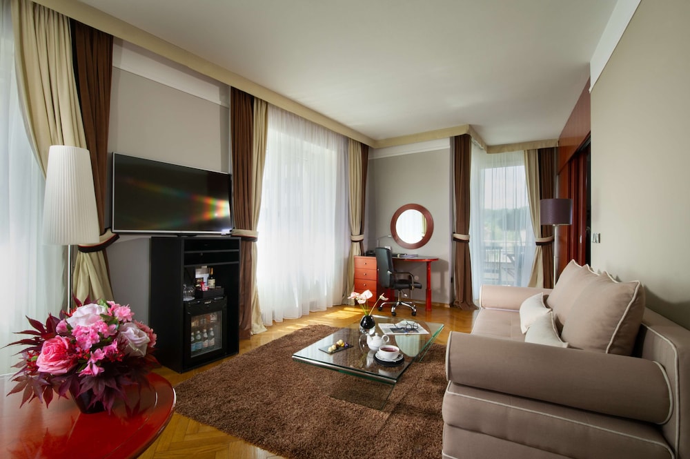 Suite, 1 King Bed, City View (Balcony) photo 1