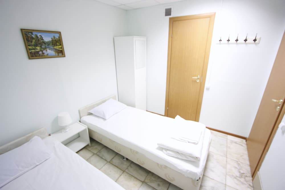 Room, 2 Twin Beds, No Windows photo 1