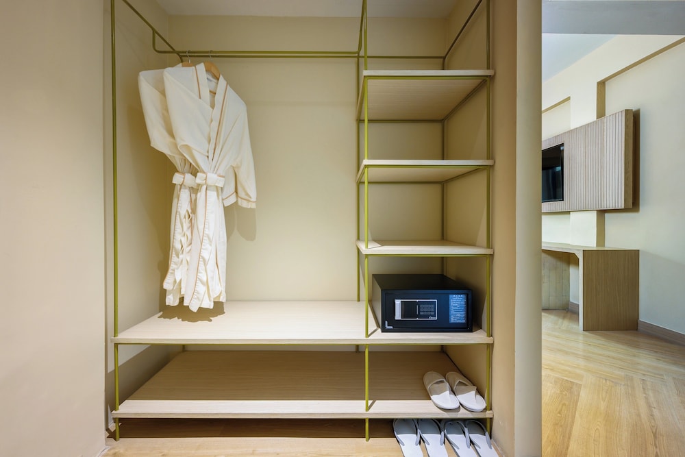 Deluxe Double Room, 1 King Bed, Balcony