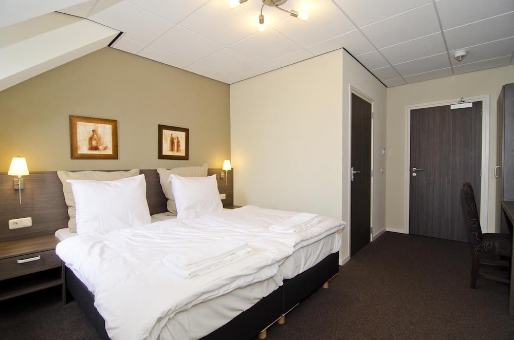 Standard Double or Twin Room photo 3