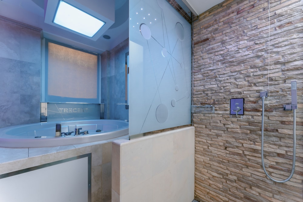 Junior Suite, 1 King Bed, Bathtub, City View
