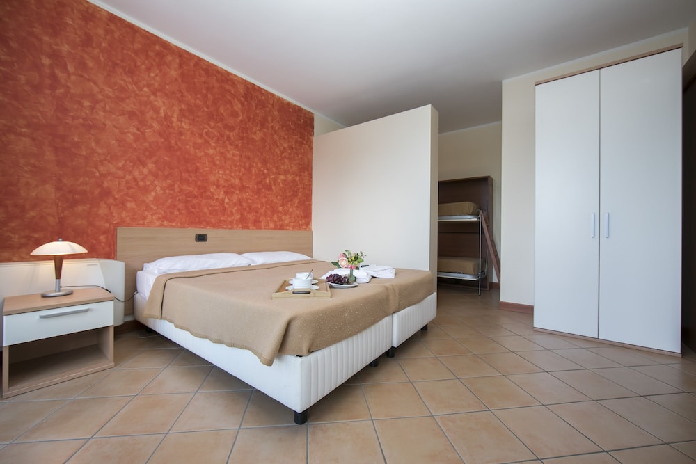 Family Apartment, 1 Bedroom, Lakeside (Porto Letizia S14 B1)