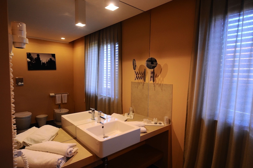 Superior Room, 1 Queen Bed, Non Smoking (Converts to 2 Twin Beds) - Photo 8