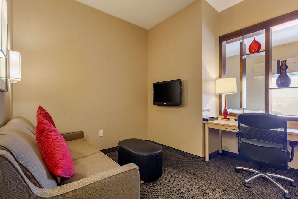 Suite, 1 King Bed with Sofa bed, Non Smoking, Mountain View photo 3