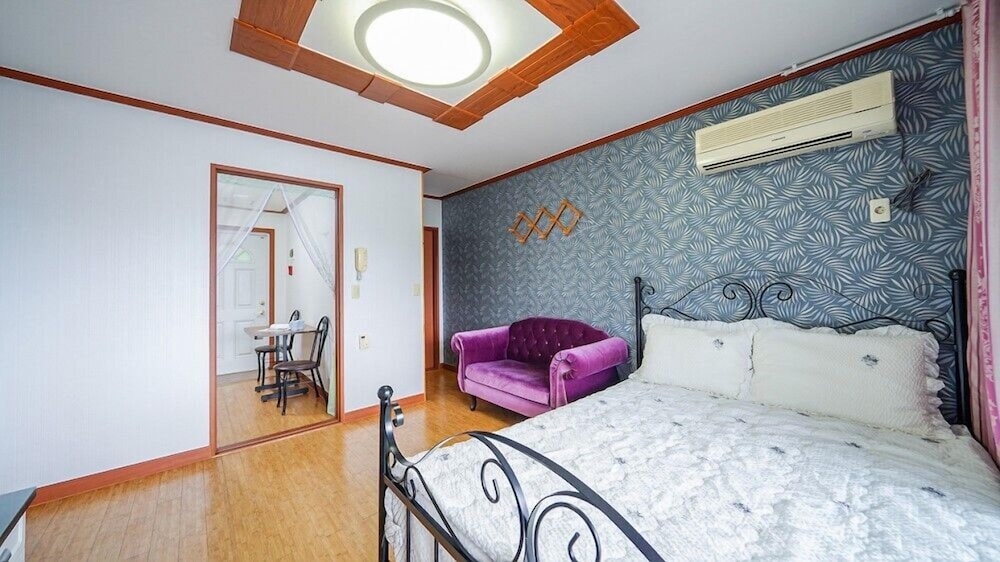 Room (202) photo 2