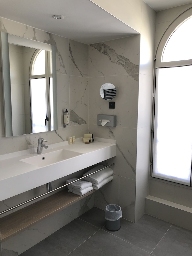 Suite, 1 Queen Bed, Non Smoking, Balcony - Photo 4