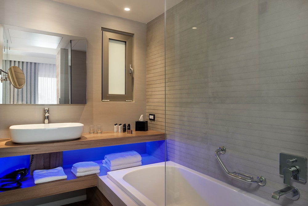 Family Suite, Pool View thumbnail 6