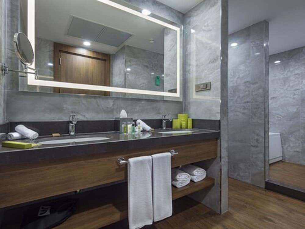 Suite, 1 Bedroom thumbnail 5