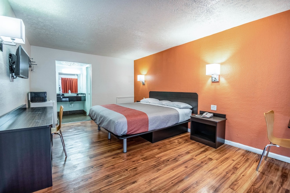 Deluxe Room, 1 King Bed, Accessible, Smoking photo 1