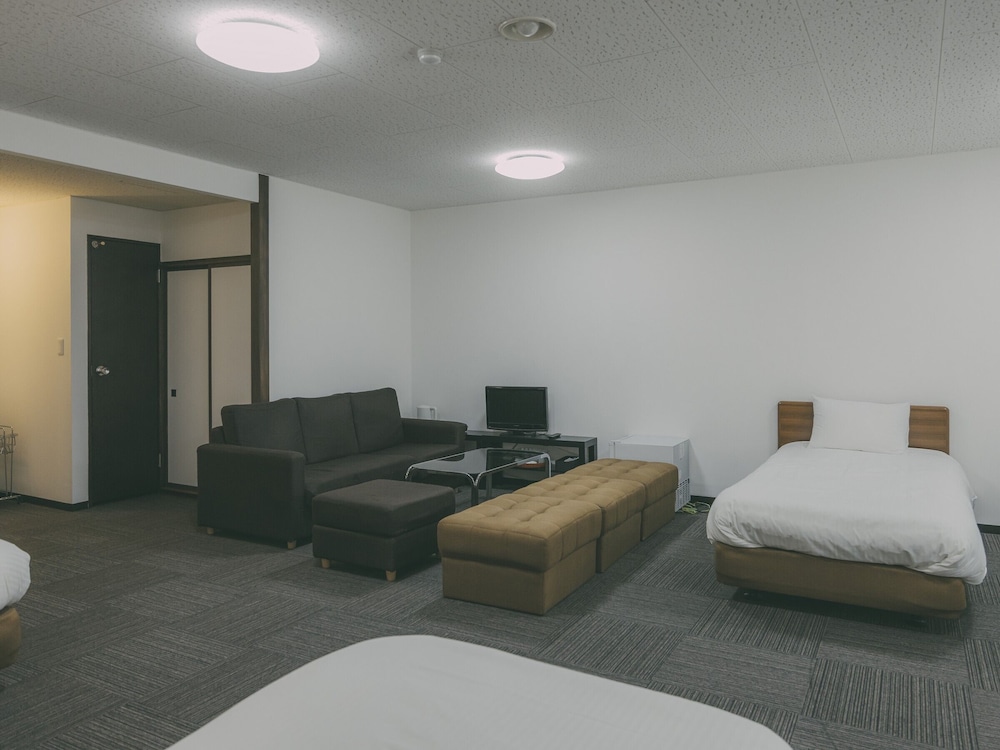 Western Room with 5 single beds - Toilet only, Non Smoking photo 3