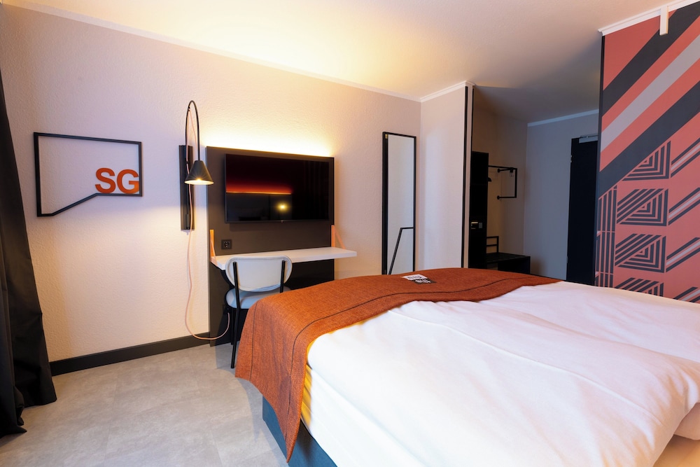 Standard Room, 1 Queen Bed, Accessible - Photo 7