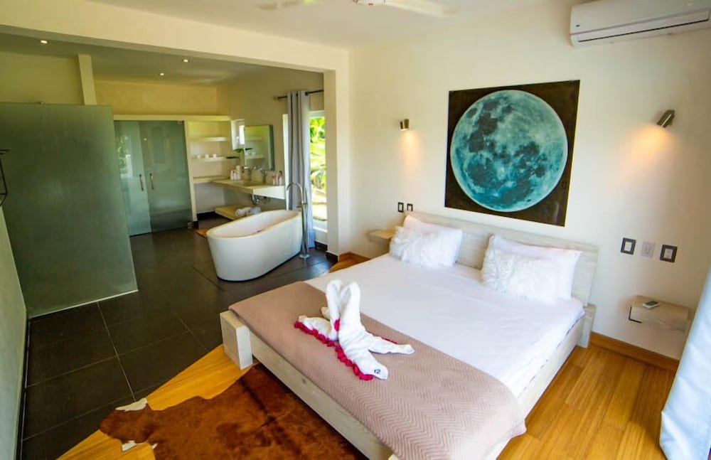Casa Sunset: 3-Bedroom Villa with Pool