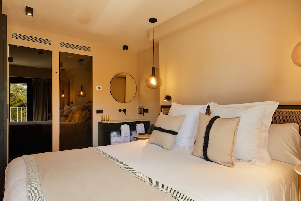 Junior Suite, Balcony, Partial Sea View thumbnail 6
