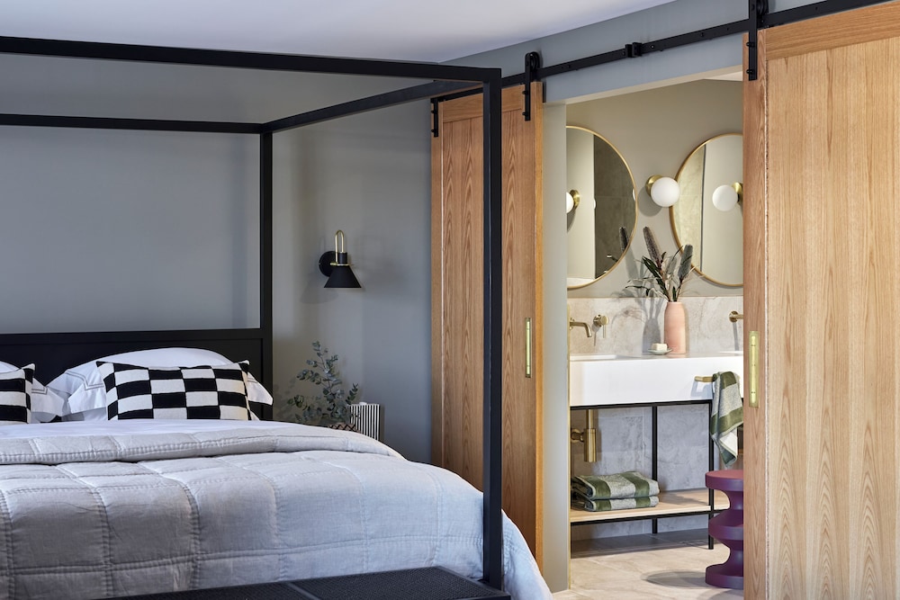 Luxury King Suite photo 1