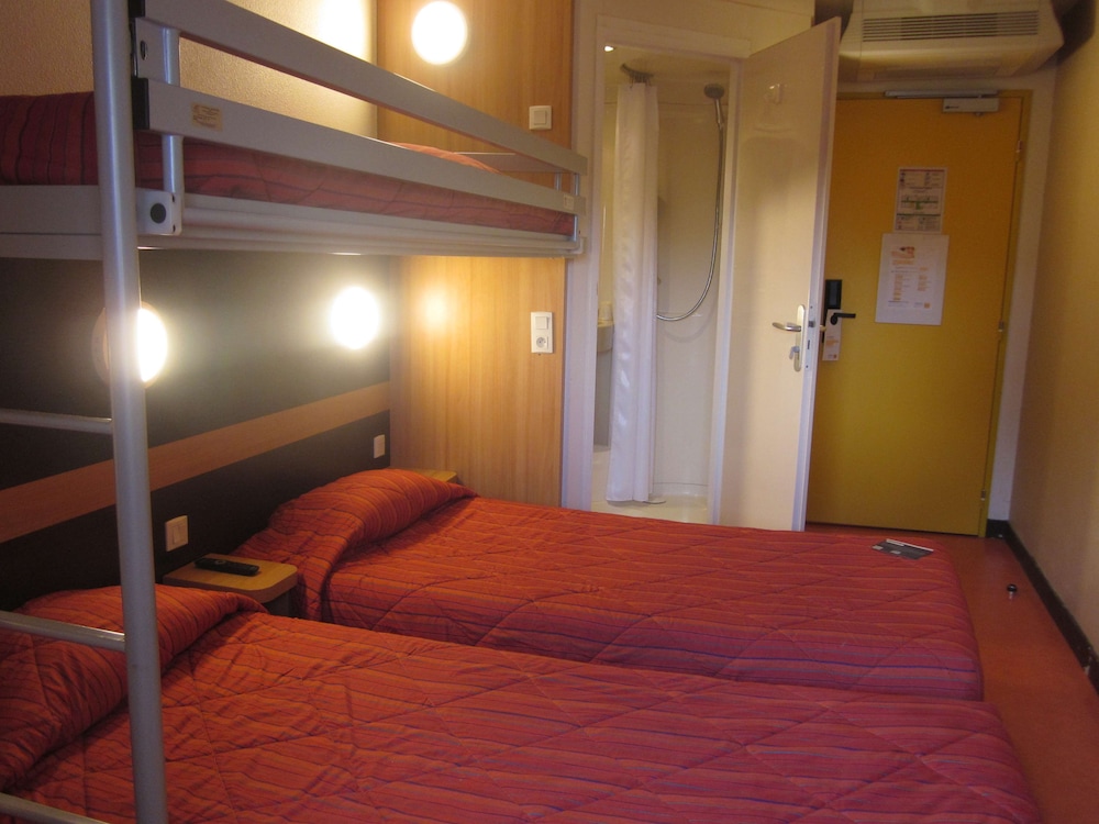 Standard Room, 3 Twin Beds photo 3