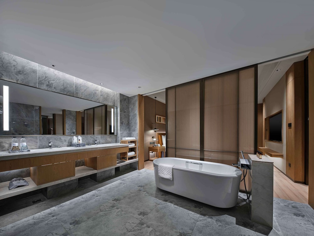 Suite, 1 Bedroom - Photo 5