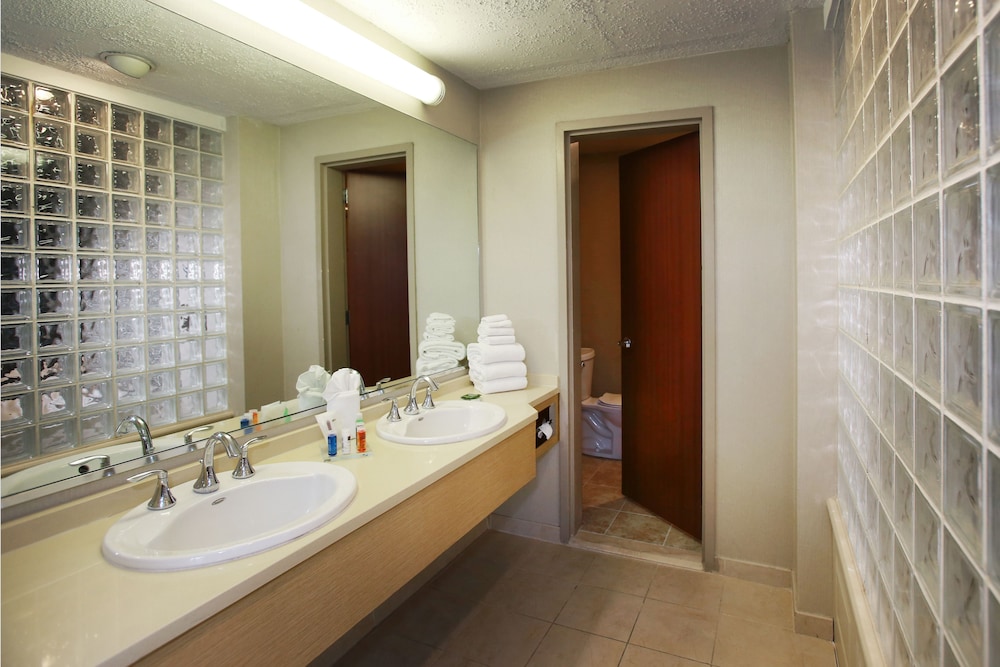 Honeymoon Suite - Photo 3