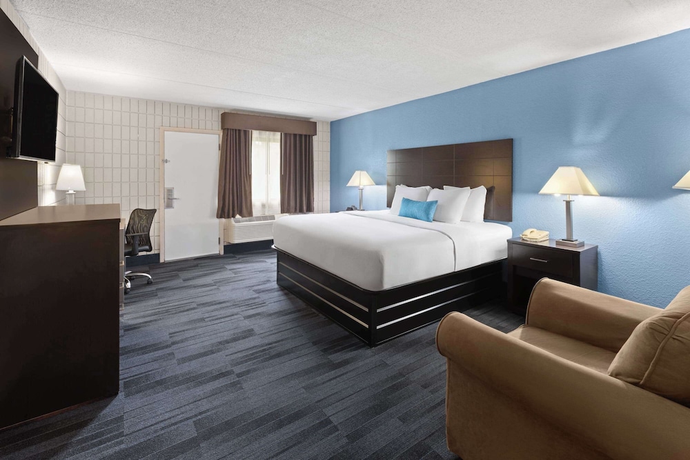Room, 1 King Bed, Non Smoking, Poolside - Photo 1