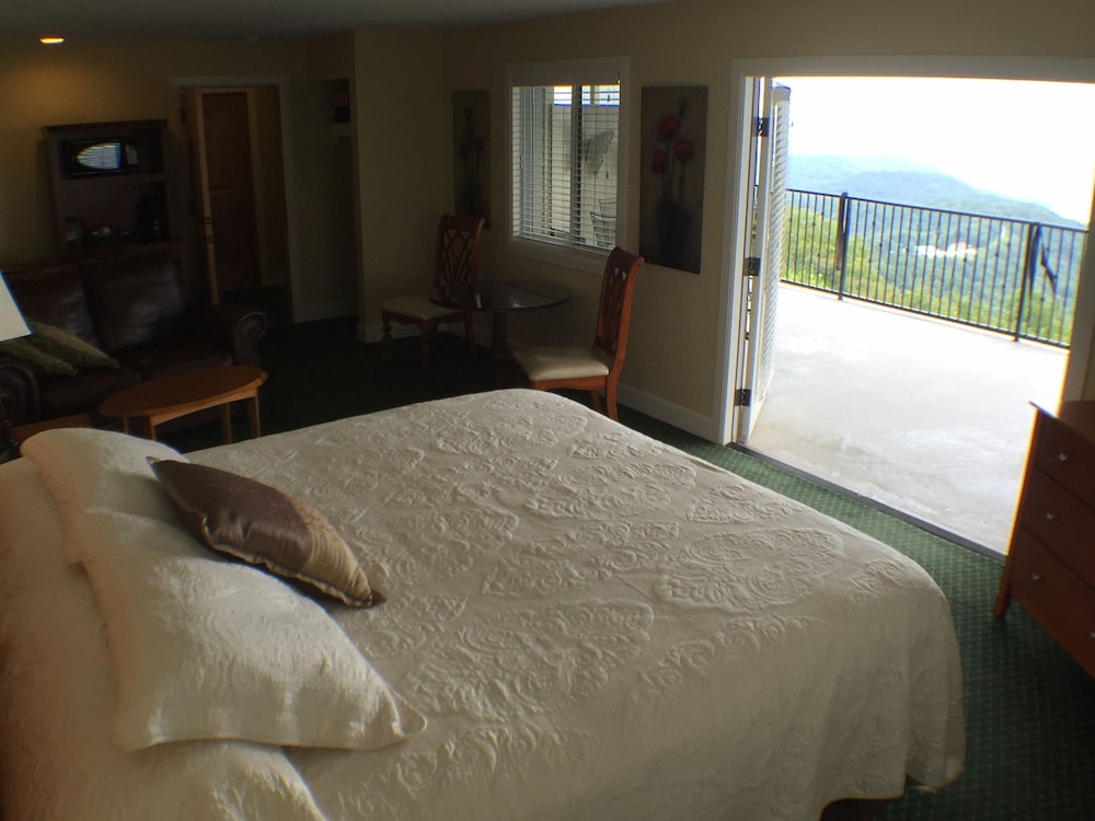 Honeymoon Suite, 1 King Bed, Balcony, Lake View photo 1