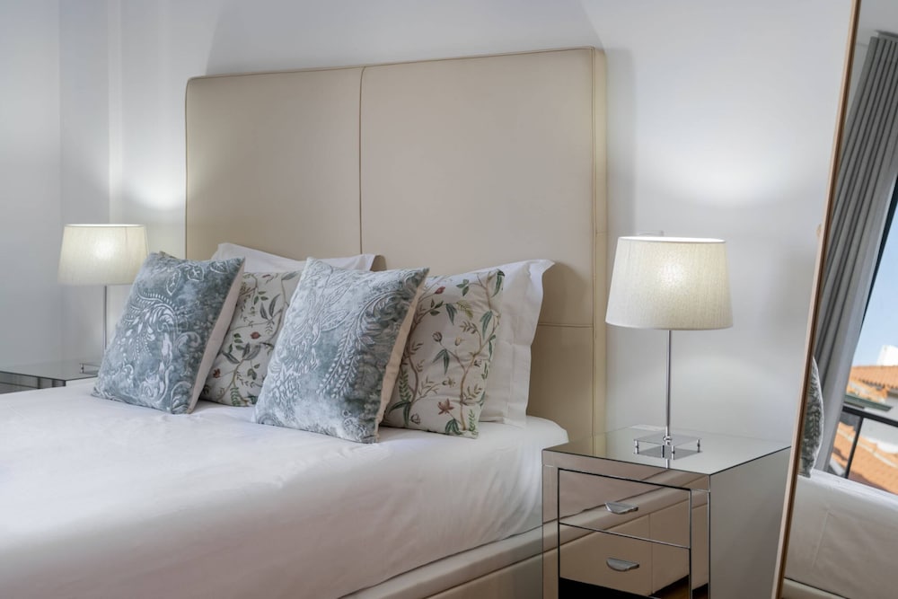 Basic Apartment, Multiple Beds