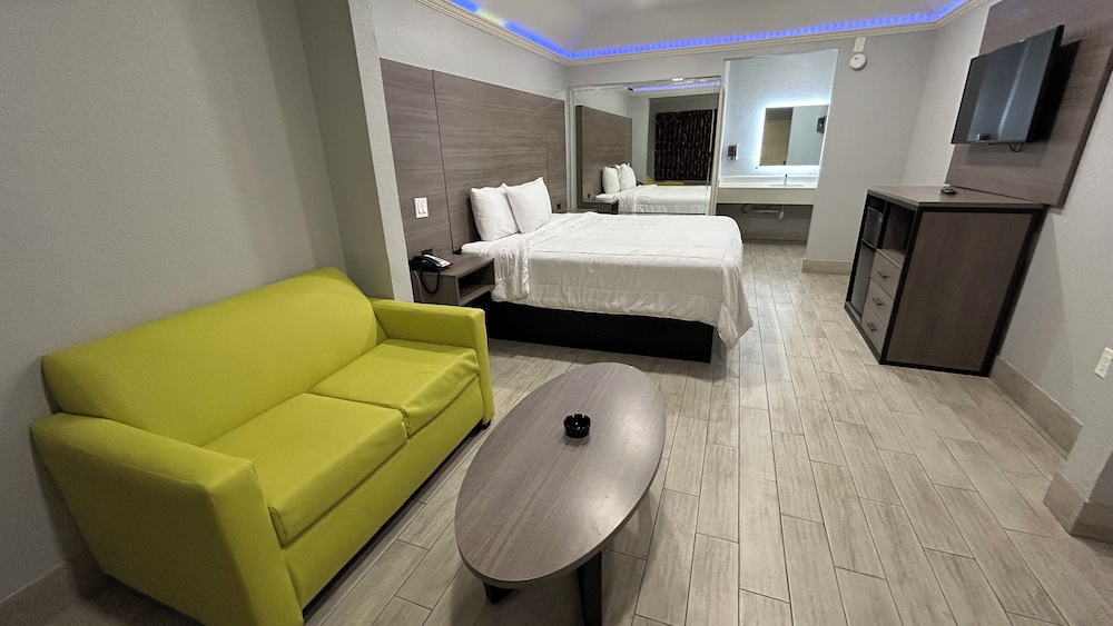 Room, 1 King Bed, Non Smoking (Accessible) - Photo 2