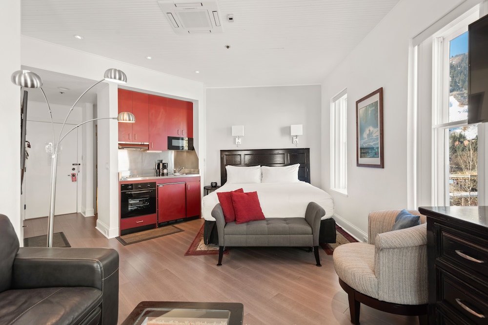 Premier Room, 1 King Bed, Kitchenette, Mountain View (303)