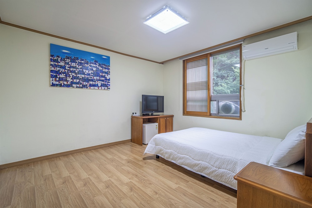 R02) Bed Room for 3 people (No Kitchenette) photo 1