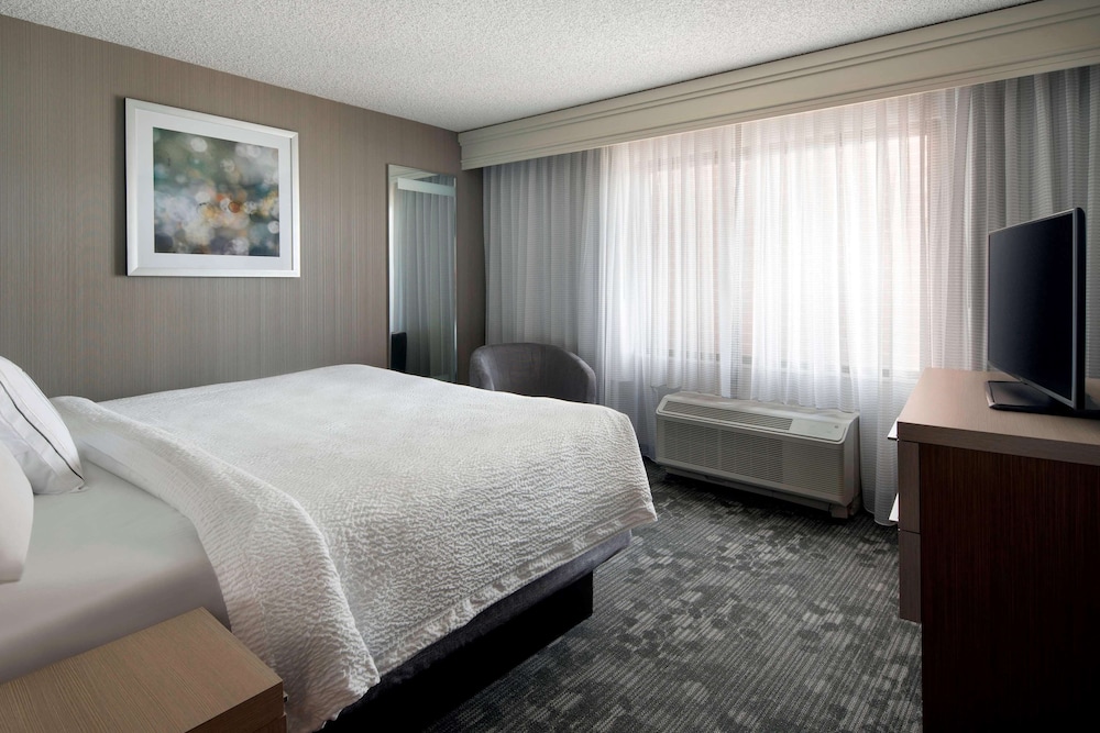 Deluxe Room, 1 King Bed with Sofa bed - Photo 1