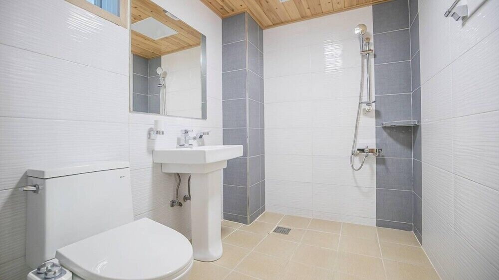 Room (202 duplex spa) - Photo 10