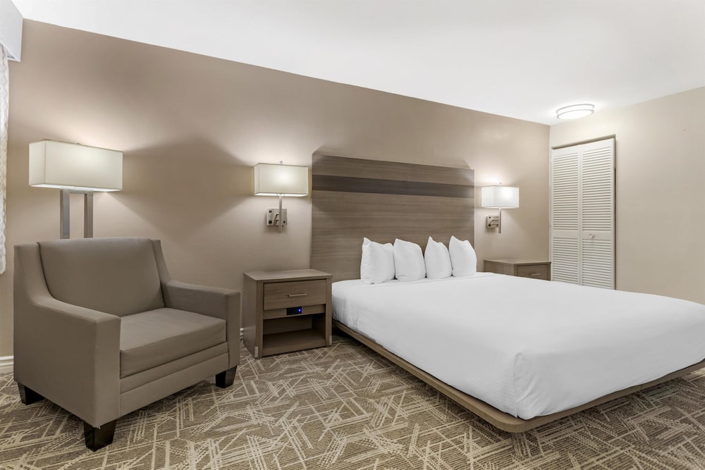 Standard Room, 1 King Bed, Accessible, Bathtub photo 2