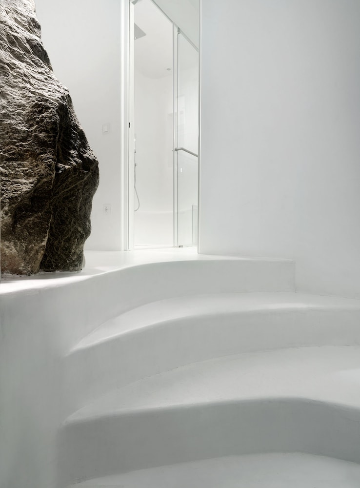 Deluxe Double Room, Jetted Tub, Partial Sea View - Photo 2