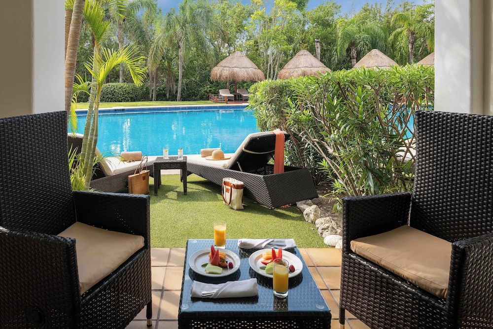 Golden Swim Up Junior Suite