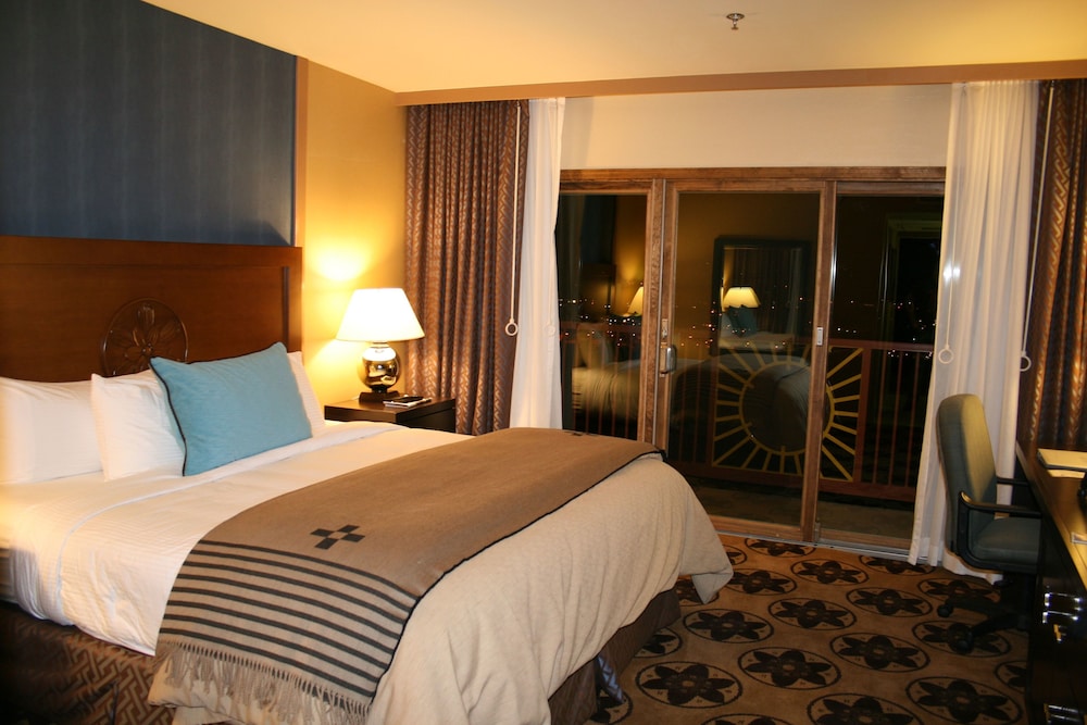 Suite, 1 King Bed - Photo 2