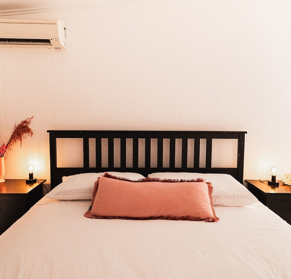 Deluxe Room, 1 King Bed photo 2