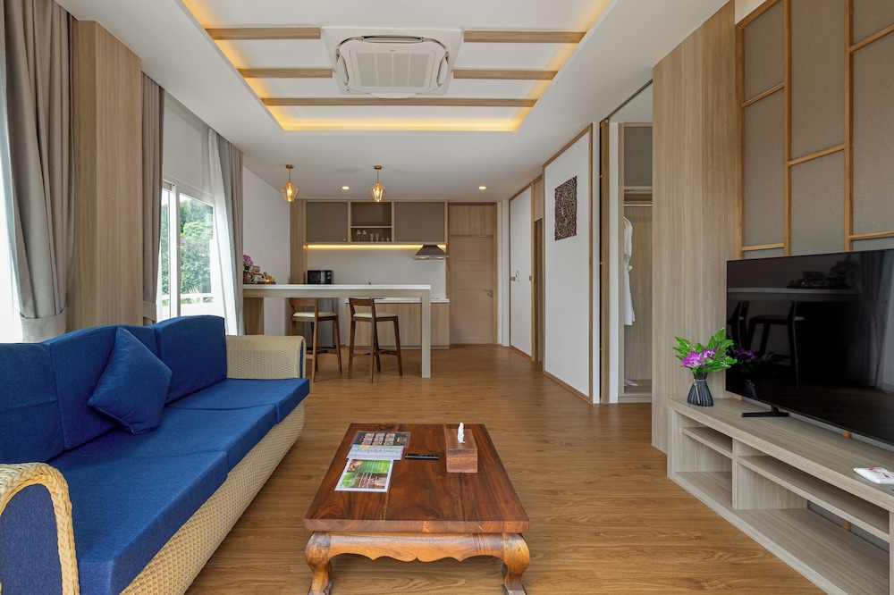 New One Bedroom Penthouse Suite with Rooftop Jacuzzi - Photo 7
