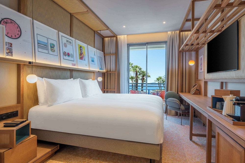 Deluxe Room, 1 King Bed, Sea View - Photo 2