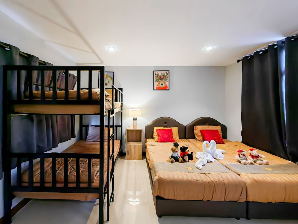 Deluxe Family Room - Photo 2