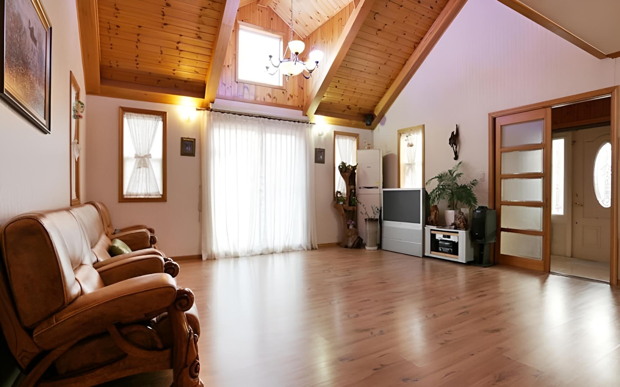 Room (Grand Room (Unshared House Duplex)) photo 2