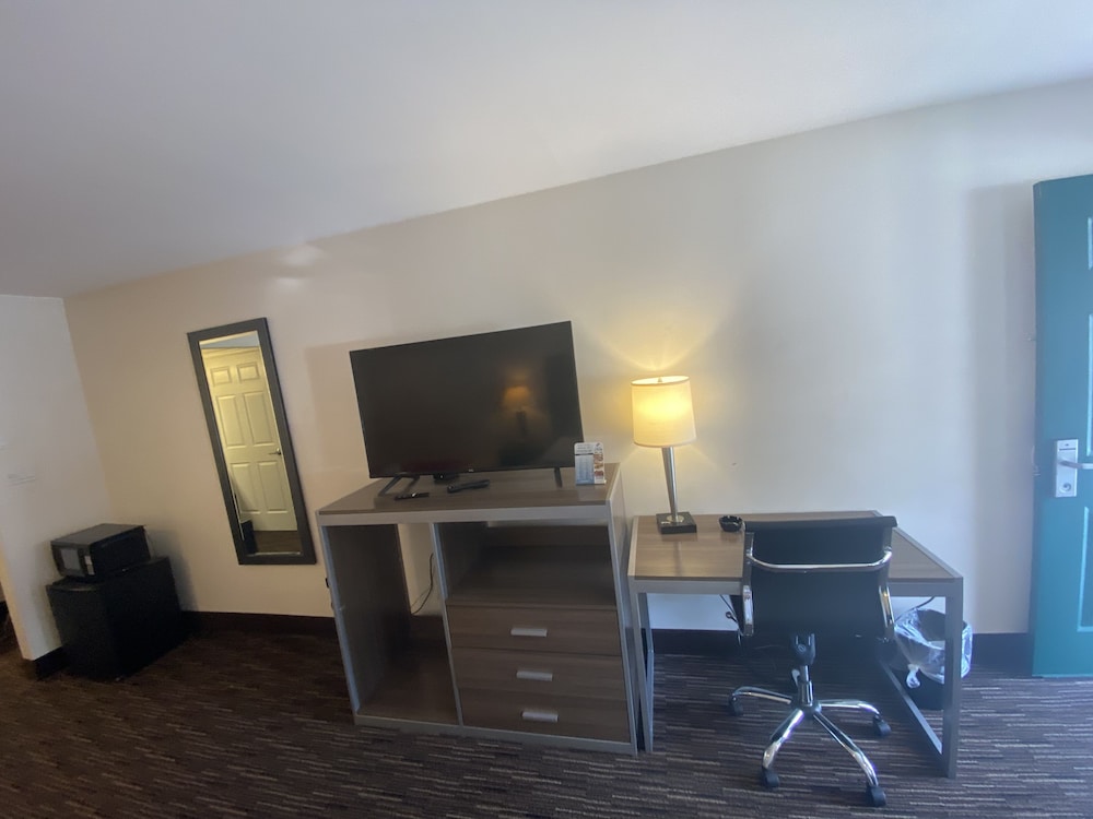 Deluxe Room, 2 Queen Beds, Non Smoking, Jetted Tub, photo 6
