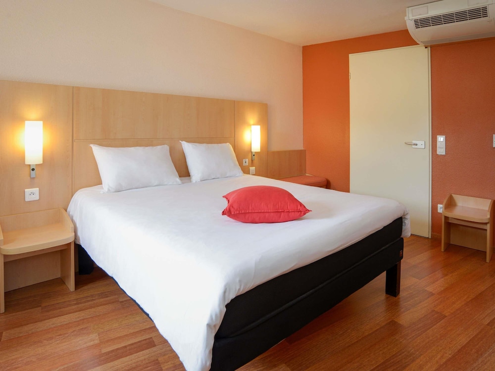 Accessible room with a double bed and a single bed - Photo 3