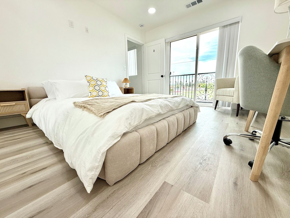 Standard Apartment, 3 Bedrooms, Balcony, Park View (Unit F)