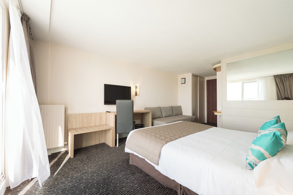Comfort Triple Room, 1 Queen Bed with Sofa bed, Balcony, City View - Photo 2