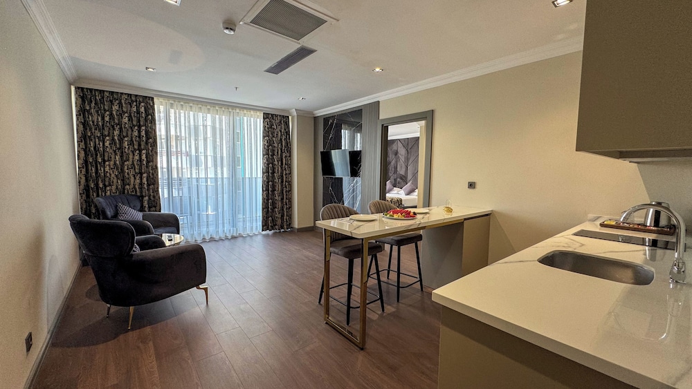 Luxury Suite, Balcony, City View thumbnail 5