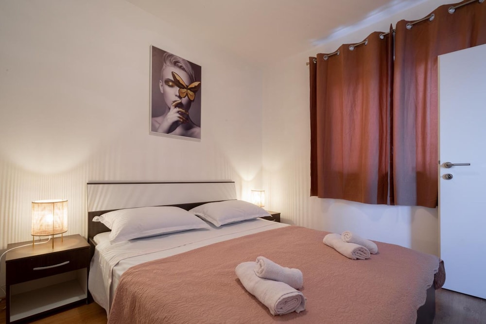 Family House, 2 Bedrooms, 2 Bathrooms, Mountainside (Beachfront Holiday Home)