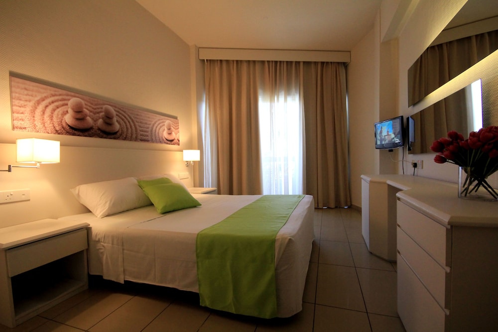 Triple Room, View photo 2