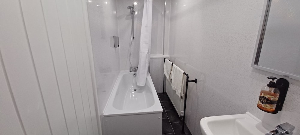 Twin Room, Ensuite - Photo 18