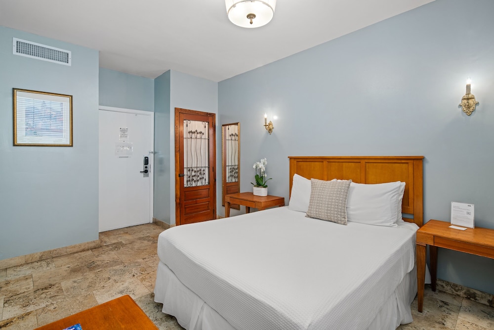 Accessible Queen Room - Impala Building (Self Check-in)