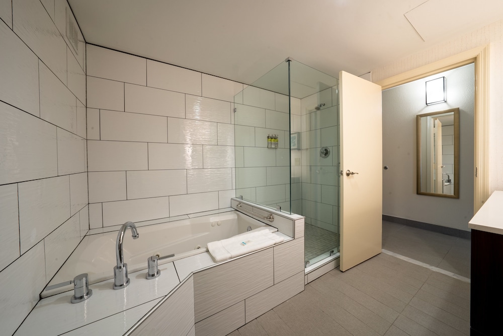 Suite, 1 King Bed (Whirlpool Tub) - Photo 4